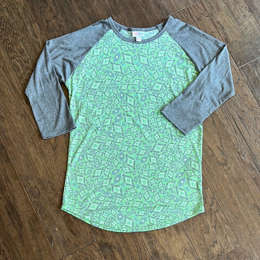 💚 LuLaRoe Green & Gray Geometric Raglan Top – NWOT – Size XS